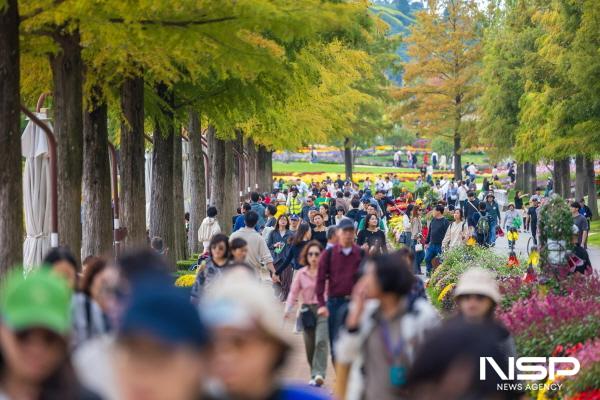 NSP통신-순천만국가정원이 관람객들로 붐비고 있다 (사진 = 순천시)