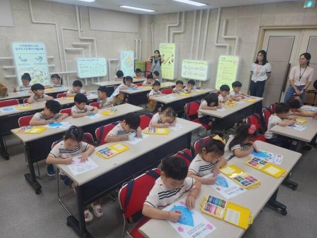 NSP통신-6~7세 유치원생 어린이 30여 명이 견학프로그램에 참여하고 있다. (사진 = 수원시)
