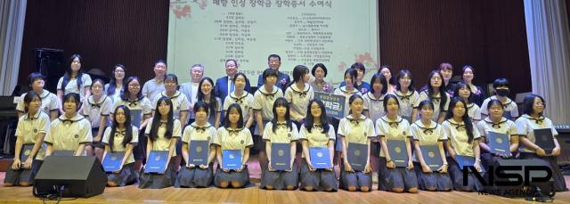 NSP통신-2025 매향 인성장학금 장학증서 전달식에서 장학증서를 받은 학생들과 관계자들의 기념촬영 모습. (사진 = 김종식 기자)