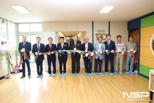 NSP통신-순천시 서면 동산초등학교가 개교 100주년 기념해 역사관 개관식 개최-이중근 대한노인회 회장, 강세원 총동창회장, 허신행 전 장관, 박진성 전 순천대 총장, 배갑종 전 순천시 국장, 장순모 순천시 도시디자인국장 등 동문들이 테이프 컷팅을 하고있다 (사진 = 동산초 총 동문회)