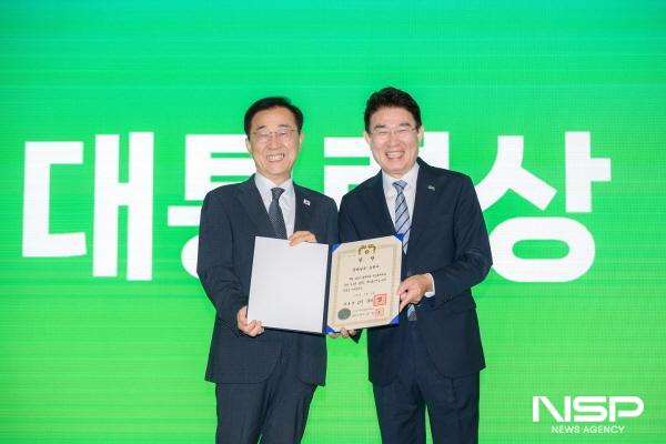 NSP통신-노관규 순천시장이 18일 서울 콘래드호텔에서 열린 2025 대한민국 국토대전 시상식에서 순천시의 대통령상 수상을 기념해 김윤덕 국토교통부 장관과 기념사진을 촬영하고 있다 (사진 = 순천시)