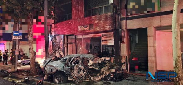 NSP통신-18일 오전 1시 53분께 포항시 북구 상원동 한 도로에서 전기차 택시에 불이 났다. (사진 = 경북소방본부)