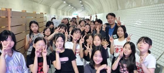 NSP통신-강웅철 경기도의원이 축제에 참여한 공연팀들과 기념촬영을 하고 있다. (사진 = 강웅철 의원실)