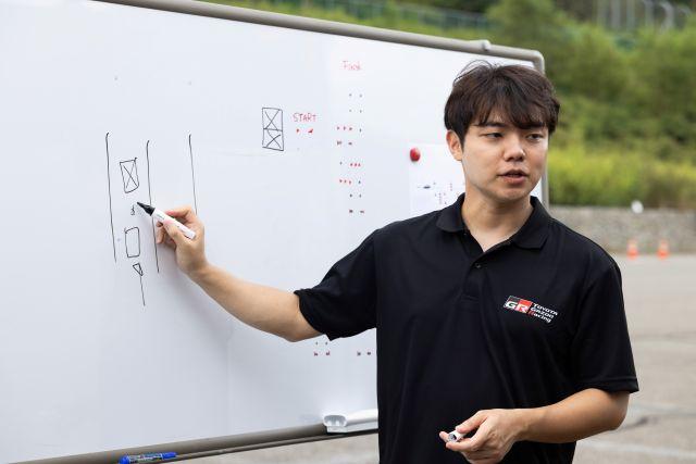 NSP통신-16일 강원 인제군 인제 스피디움에서 토요타 가주 레이싱 모터스포츠 클래스에서 레인체인지 코스를 위해 프로 드라이버가 설명을 하고 있다. (= 프리즘커뮤니케이션)
