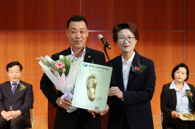 NSP통신-이용호 부위원장(왼쪽)이 17일 경기아트센터 컨벤션홀에서 열린 제7회 다산의정대상 시상식에서 광역정치 부문을 수상하고 있다. (사진 = 이용호 의원실)