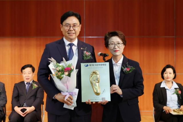 NSP통신-이용욱 의원이 17일 제7회 다산의정대상 광역부문을 수상하고 있다. (사진 = 경기도의회)