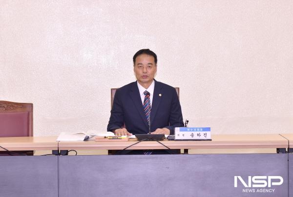 NSP통신-여수시의회 송하진 의원이 상임위 위원 강제 사·보임에 반발해 기자회견을 열고 있다. (사진 = 서순곤 기자)