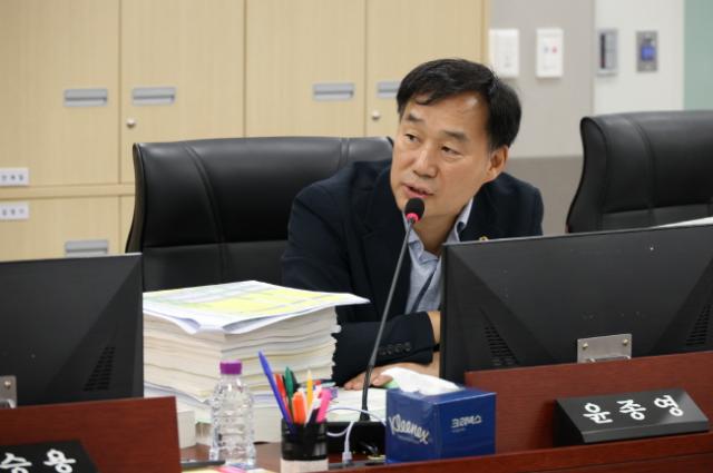 NSP통신-윤종영 부위원장이 17일 경기도의회 제386회 임시회 경기도청예산결산특별위원회에서 예비군 지휘관 직무교육 예산 감액 문제를 지적하고 있다. (사진 = 경기도의회)