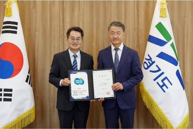 NSP통신-18일 오전 경기도청 집무실에서 김동연 경기도지사가 박능후 도정자문위원장에게 위촉장 수여 후 기념촬영을 하고 있다. (사진 = 경기도)