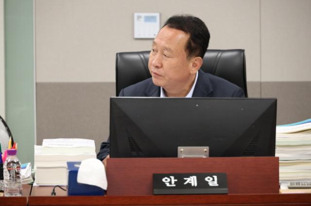 NSP통신-안계일 의원이 17일 2025년도 제2차 추가경정예산안 심사에서 도의 대표 청년정책인 청년 노동자 지원사업의 중도 이탈자 과다 문제와 중복지원 관리 부실을 질타하고 있다. (사진 = 경기도의회)