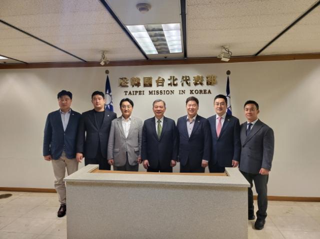 NSP통신-경기도의회가 17일 서울 주한국타이베이대표부를 찾아 Gow-wei Chiou 대표와 면담 후 기념촬영을 하고 있다. (사진 = 경기도의회)