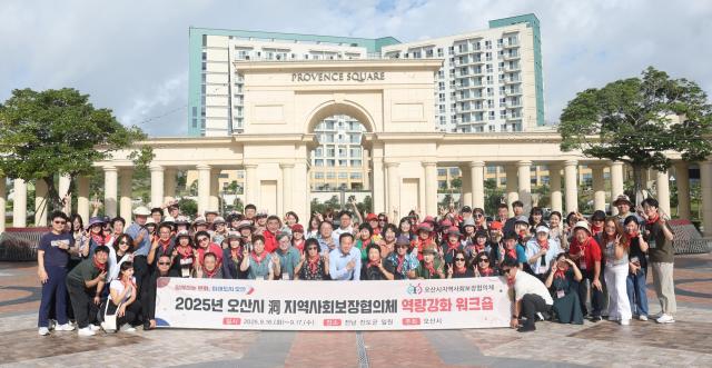 NSP통신-이권재 오산시장(앞 줄 보장 글자 뒤)과 워크숍 참석자들이 기념촬영을 하는 모습. (사진 = 오산시)