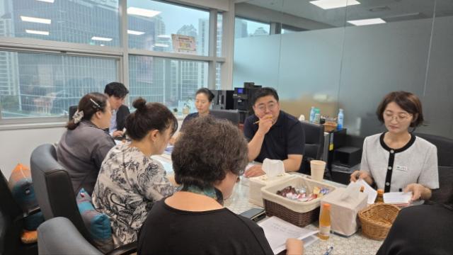NSP통신-김진명 의원이 17일 여성가족평생교육위원회 회의실에서 0세아전용어린이집 정담회에 참석해 정책 방향과 개선 방안을 논의하고 있다. (사진 = 경기도의회)