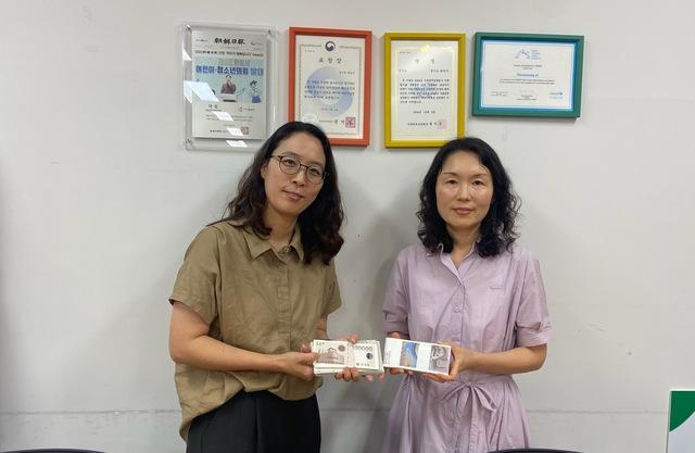 NSP통신-17일 서지수 초록우산 어린이재단 팀장(왼쪽)이 이연옥 영유아보육과장에게 후원품을 전달하고 기념촬영 하는 모습. (사진 = 화성시)