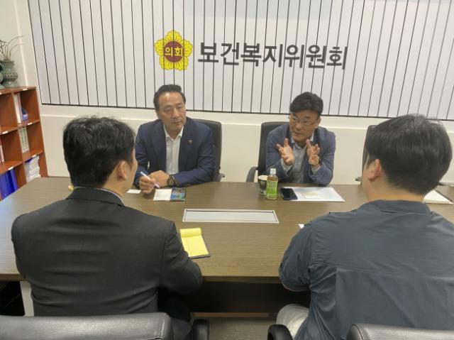 NSP통신-김용성 의원과 최만식 의원이 16일 보건복지위원회 회의실에서 경기도청년참여기구 이중민·황윤택 대표와 함께 HPV(인유두종바이러스) 백신 예방접종 지원 강화 필요성을 주제로 의견을 나누고 있다. (사진 = 경기도의회)