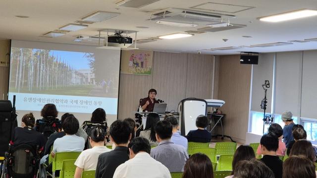NSP통신-18일 시민을 대상으로 장애인식개선 교육이 진행되고 있다. (사진 = 화성시)