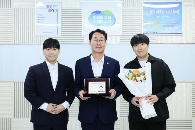 NSP통신-정명근 화성시장(가운데)이 2025 청년친화헌정대상 종합대상 수상을 한 청년들과 기념촬영을 하고 있다. (사진 = 화성시)