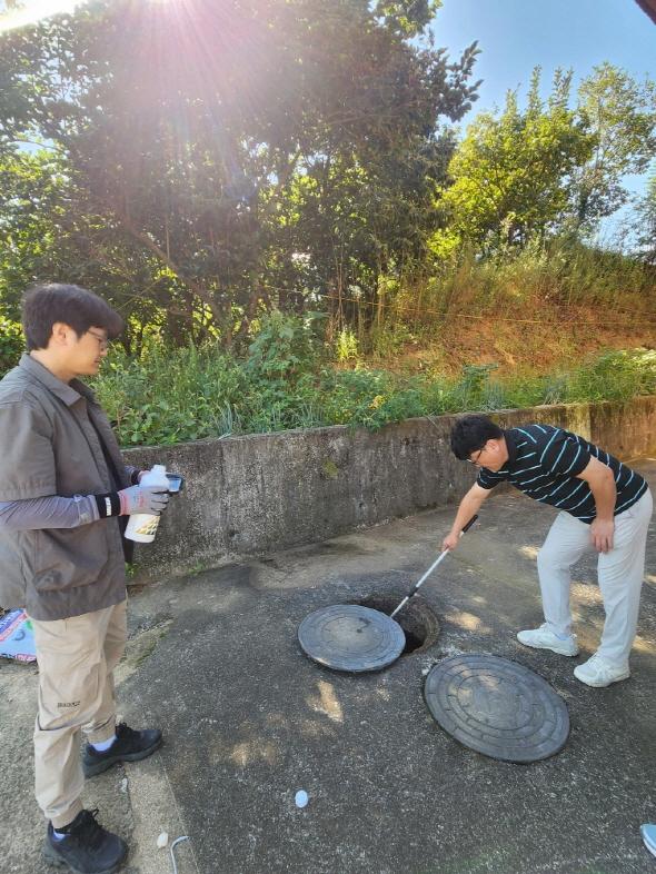NSP통신-예천군 추석 명절 대비 모기 유충 집중 방제 실시, 경로당 정화조 및 공중화장실에 친환경 유충구제제로 2차 유충 방제 (사진 = 예천군)