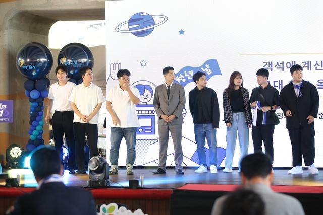 NSP통신-2024년 청년의날 행사에서 화성 청년들이 이벤트에 참여하고 있다. (사진 = 화성시)