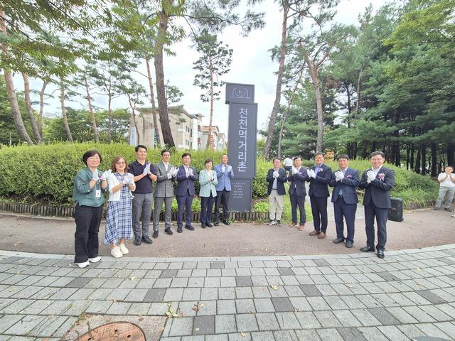 NSP통신-18일 이병진 수원도시재단 이사장(왼쪽 다섯번째)과 참석자들이 기념식에서 기념촬영을 하고 있다. (사진 = 수원도시재단)