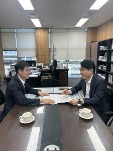 NSP통신-김정기 대구광역시장 권한대행 행정부시장은 18일 지방시대위원회를 찾아 조봉업 기획단장과 5극 3특 국가균형성장전략에 대한 정부의 추진 상황과 대구경북의 대응 방안에 대해 심도 있는 대화를 나눴다. (사진 = 대구광역시)