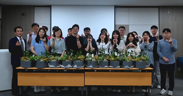 NSP통신-임직원들이 공기정화식물 화분 제작 후 기념촬영을 하고 있다. (사진 = 화성도시공사)