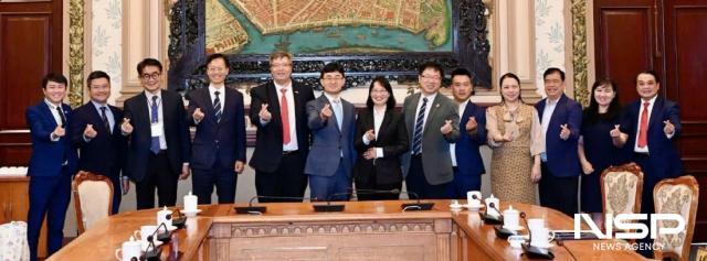 NSP통신-호치민시, VKBIA, 경기도경제과학진흥원이 협력 회의 후 관계자들이 기념촬영 하는 모습. (사진 = 서국현 기자)