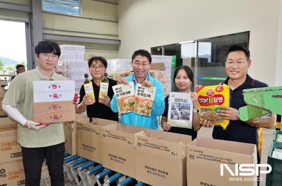 NSP통신-허순구 조합장과 임직원들 꾸러미 포장 (사진 = 광양농협)