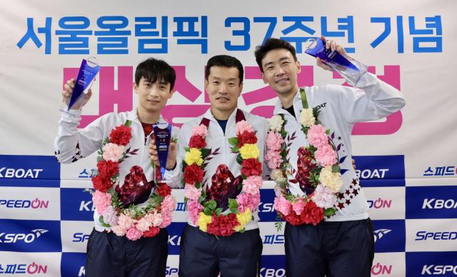 NSP통신-서울올림픽 37주년 기념 대상경정에서 입상한 선수들 모습. 사진 왼쪽부터 2위 박원규, 1위 김효년, 3위 조성인 선수. (사진 = 국민체육진흥공단)