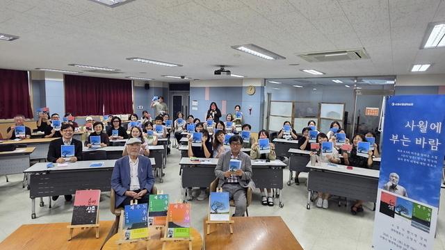 NSP통신-18일 현기영 작가(앞줄 왼쪽)과 현근택 수원시 제2부시장(둘째줄 왼쪽 첫번째) 등 북토크 참석자들이 기념촬영을 하는 모습. (사진 = 수원시)