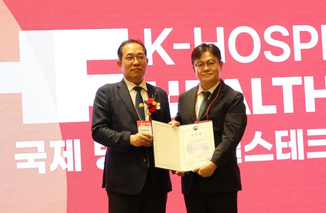 NSP통신-17일 장재원 윌스기념병원 척추관절병원장(오른쪽)이 장관 표창 수상 후 김국일 보건복지부 보건의료정책관과 기념촬영을 하는 모습. (사진 = 윌스기념병원 수원)