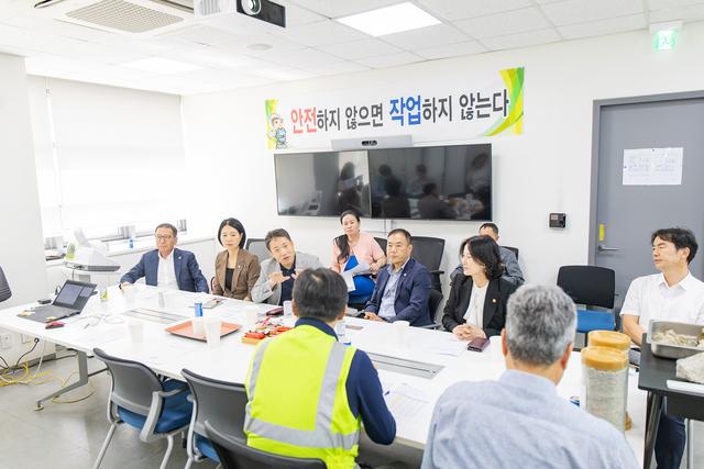 NSP통신-18일 화성시의회 경제환경위원회가 간담회를 하는 모습. (사진 = 화성시의회)