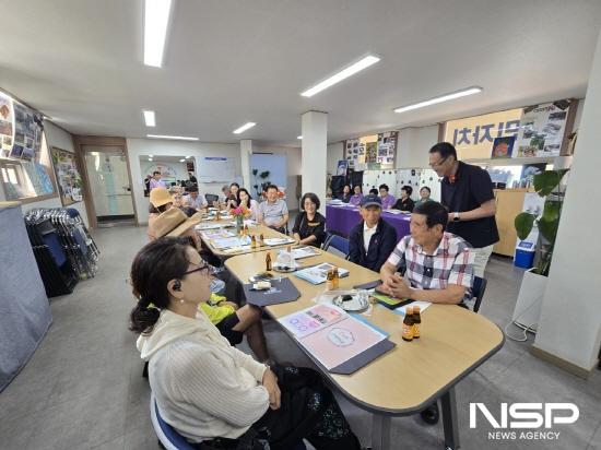 NSP통신-봉강면 주민자치위원들 화산면 주민자치회의 설명 청취 (사진 = 광양시청)