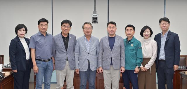NSP통신-강릉시 상수원 대책 특별위원회 위원들 모습. (사진 = 강릉시의회)
