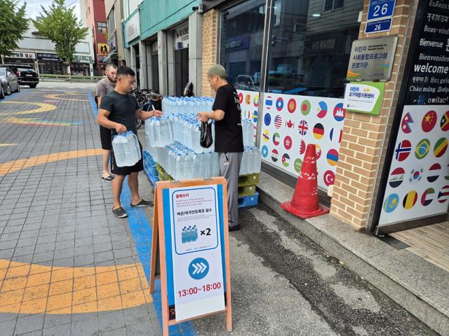 NSP통신-강릉시가 외국인 근로자들을 대상으로 생수를 배부하고 있는 모습. (사진 = 강릉시)