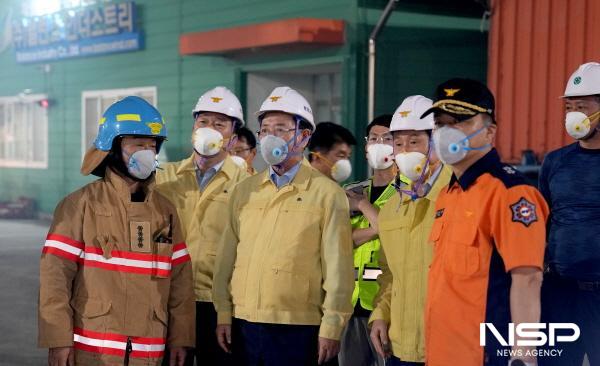 NSP통신-18일 김영록 전라남도지사가 지난13일 화재가 발생한 광양항 동측배후단지 내 물류창고 현장을 둘러보며 현황을 청취하고 관계자들을 격려하고 있다. (사진 = 전남도)