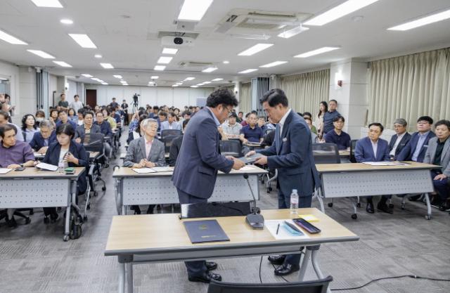 NSP통신-진교훈 서울 강서구청장(맨앞 오른쪽)이 19일 강서구청 대회의실에서 열린 현장업무 안전 실천 서약식에서 한 현장 용역업체 사업주로부터 서약서를 전달받고 있다. (사진 = 서울 강서구청.)