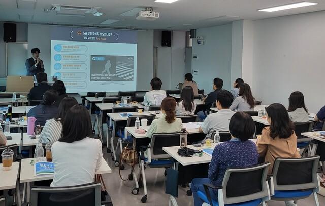 NSP통신-18일 읍면동 복지팀장을 대상으로 역량강화 교육이 진행되고 있는 모습. (사진 = 화성시)