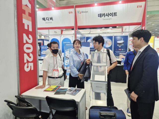 NSP통신-박상현 의원이 18일 서울 코엑스에서 열린 2025 K-Hospital + Healthtech Fair(KHF 2025)에 참석해 헬스케어 혁신 기술을 살피고 있다. (사진 = 경기도의회)