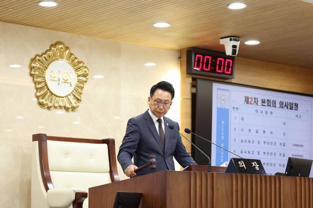 NSP통신-제258회 임시회 제2차 본회의에서 타봉하는 강정구 의장. (사진 = 평택시의회)