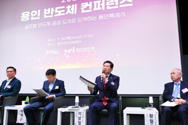 NSP통신-이상일 용인특례시장과 반도체산업 관련 기업, 학계 관계자들이 반도체산업 정책과 지원에 대한 의견을 논의하고 있다. (사진 = 용인특례시)