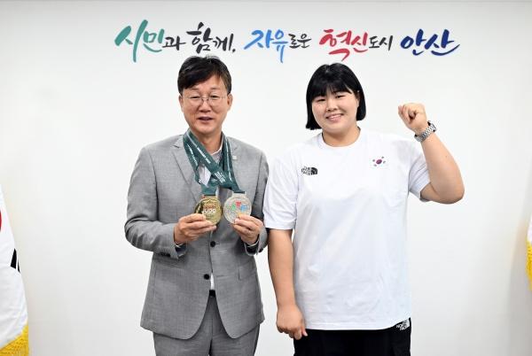 NSP통신-이민근 안산시장(왼쪽)이 2025 라인루르 하계유니버시아드에서 금메달을 획득한 김하윤 선수와 기념촬영을 하고 있다. (사진 = 안산시)
