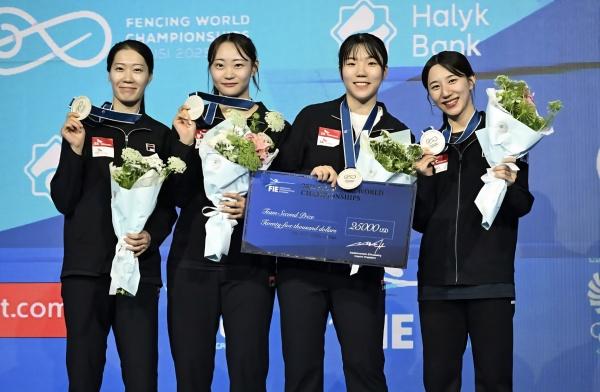 NSP통신-2025 세계펜싱선수권대회에 참가해 은메달을 획득한 대한민국 사브르 대표팀 선수들이 시상식을 마치고 기념촬영을 하고 있다. (사진 = 안산시)