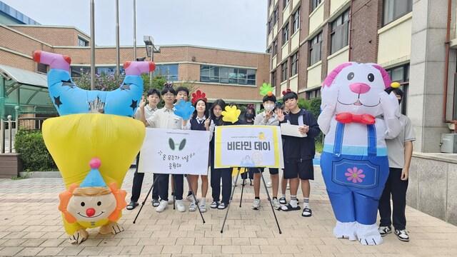 NSP통신-19일 숙지중학교 학생들이 비타민데이 행사에서 기념촬영을 하는 모습. (사진 = 숙지중학교)