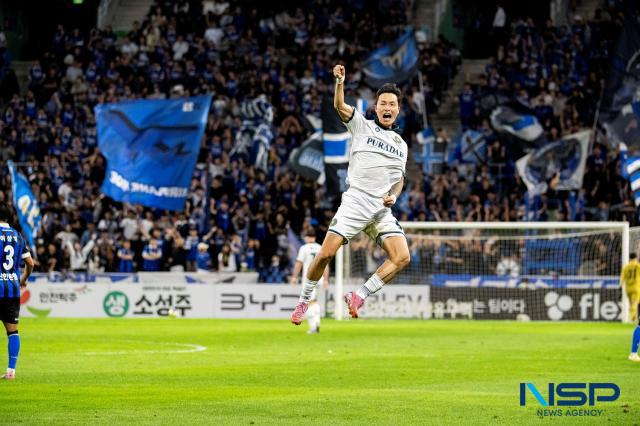 NSP통신-김포FC의 박동진 선수가 선제골을 넣고 표효하고 있는 모습. (사진 = 조이호 기자)
