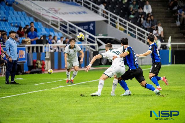 NSP통신-김포FC 플라나 선수가 볼을 차지하기 위해 상대 선수와 경합을 하고 있는 모습. (사진 = 조이호 기자)