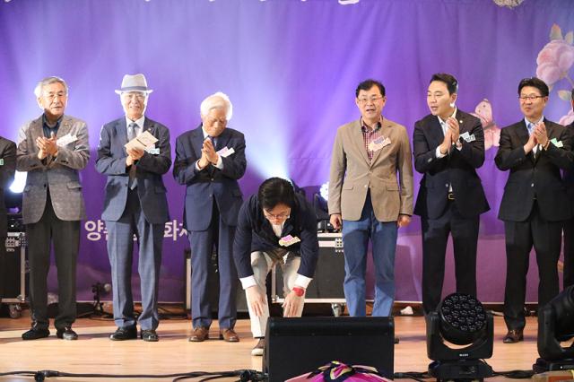 NSP통신-김병수 김포시장이 양촌읍에서 열린 2025 볕고을 양촌 경로잔치를 찾아 어르신들에게 감사의 큰 절을 올리며 김포시가 어르신들의 건강한 노후를 위해 지원을 아끼지 않을 것임을 강조한 모습. (사진 = 김포시)