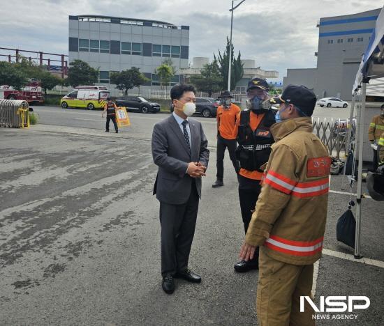 NSP통신-김재숙 광양시새마을금고 이사장 물류창고 화재 현장 소방대원들 격려 (사진 = 광양시새마을금고)