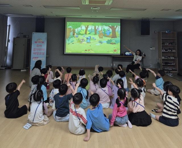NSP통신-수지구보건소가 19일 보건소 교육실에서 진행한 찾아가는 유아흡연위해 예방교실 모습. (사진 = 용인특례시)