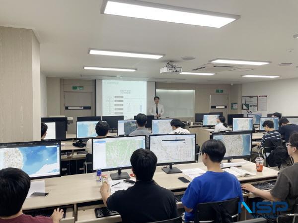 NSP통신-대구과학대학교 측지정보과는 지난 17일 교내 공간정보실습실에서 공간정보 전문기업 웨이버스와 함께 산학연계 교육 프로그램을 진행했다. (사진 = 대구과학대학교)